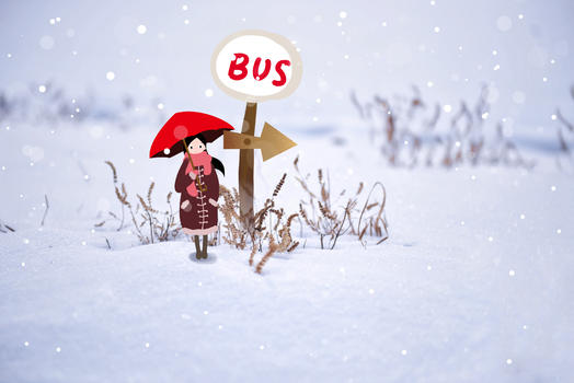 雪中打伞的女孩图片素材免费下载