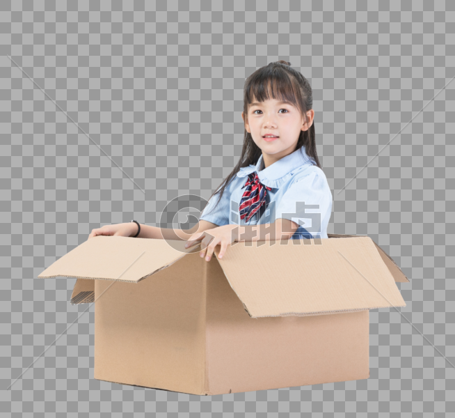 坐在箱子里的儿童孩子图片素材免费下载