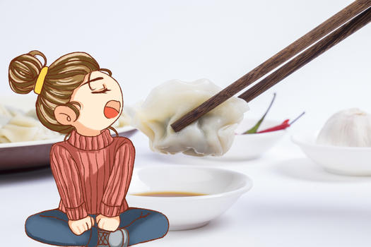 张嘴吃饺子的女孩图片素材免费下载