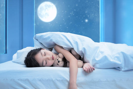 月光下睡着的女孩图片素材免费下载