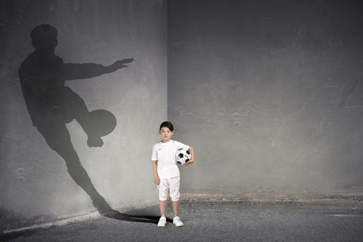 男孩的足球梦图片素材免费下载