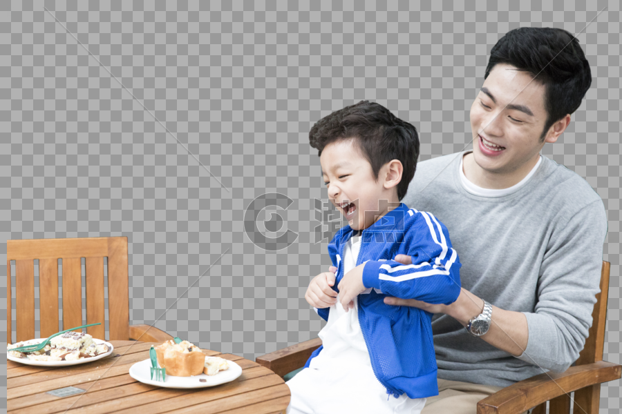 爸爸和儿子在咖啡厅玩闹图片素材免费下载