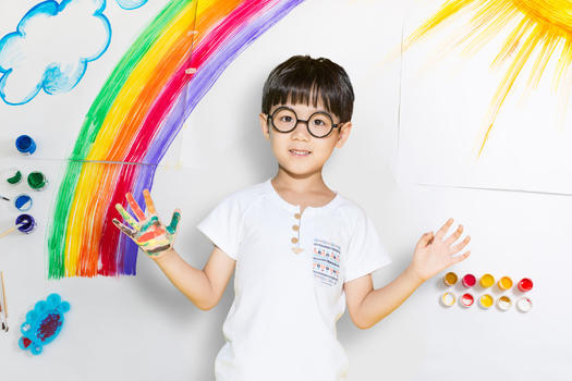 画彩虹的男孩图片素材免费下载
