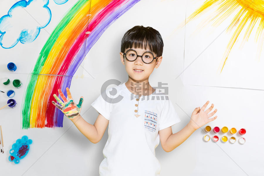 画彩虹的男孩图片素材免费下载