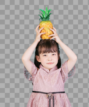 小女孩儿童节头顶菠萝玩具图片素材免费下载