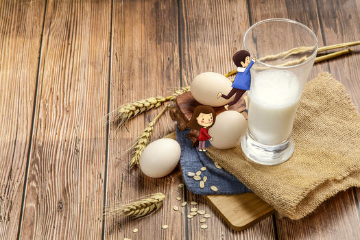 喝牛奶的孩子图片素材免费下载