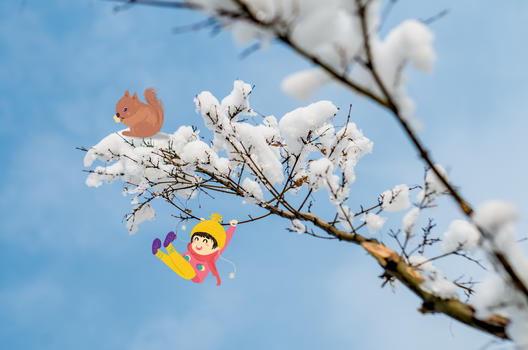 冬天玩耍的小女孩和松鼠图片素材免费下载