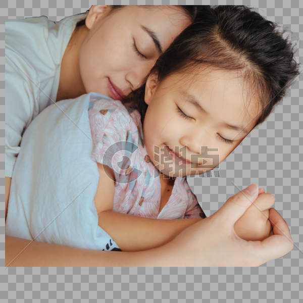 温馨家庭卧室母子拥抱入眠图片素材免费下载