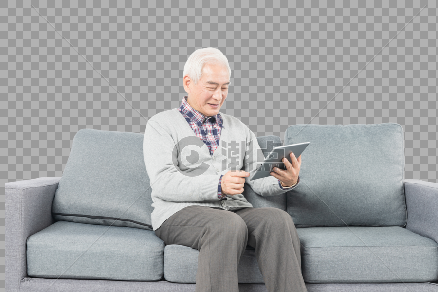 老人在沙发上看平板电脑图片素材免费下载