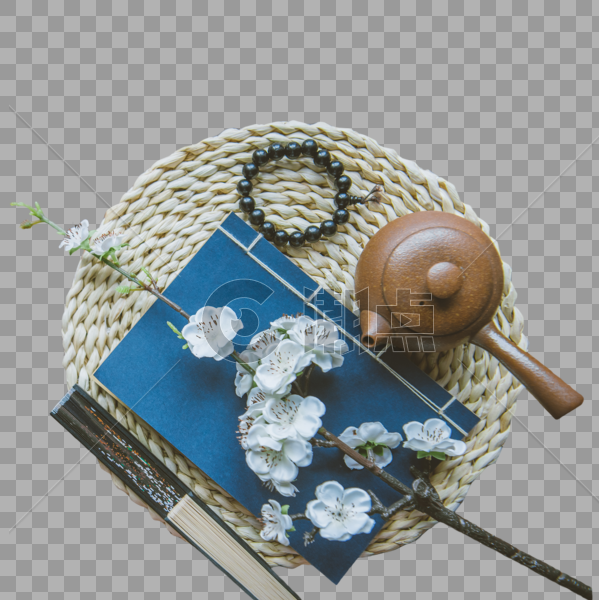 草甸上的茶具书本扇子图片素材免费下载
