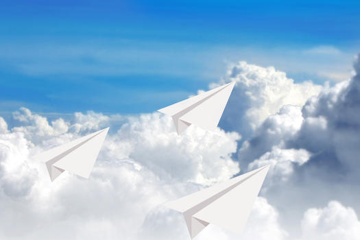 天空的纸飞机图片素材免费下载