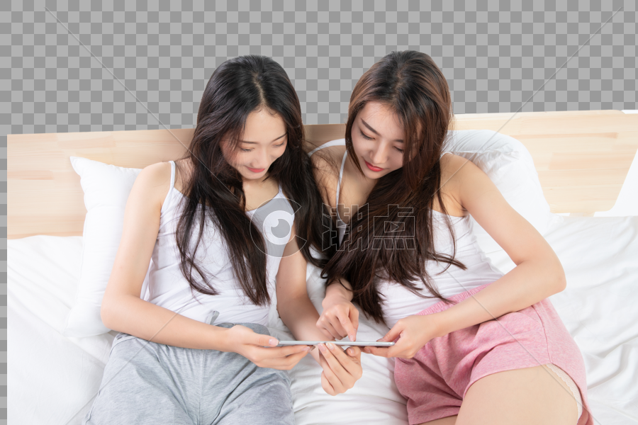 两个美女坐在床上玩平板图片素材免费下载