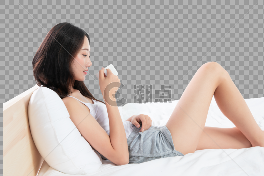 美女坐在床上喝茶图片素材免费下载