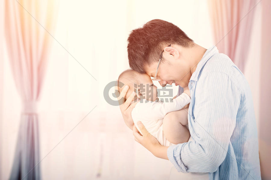抱婴儿的父亲图片素材免费下载