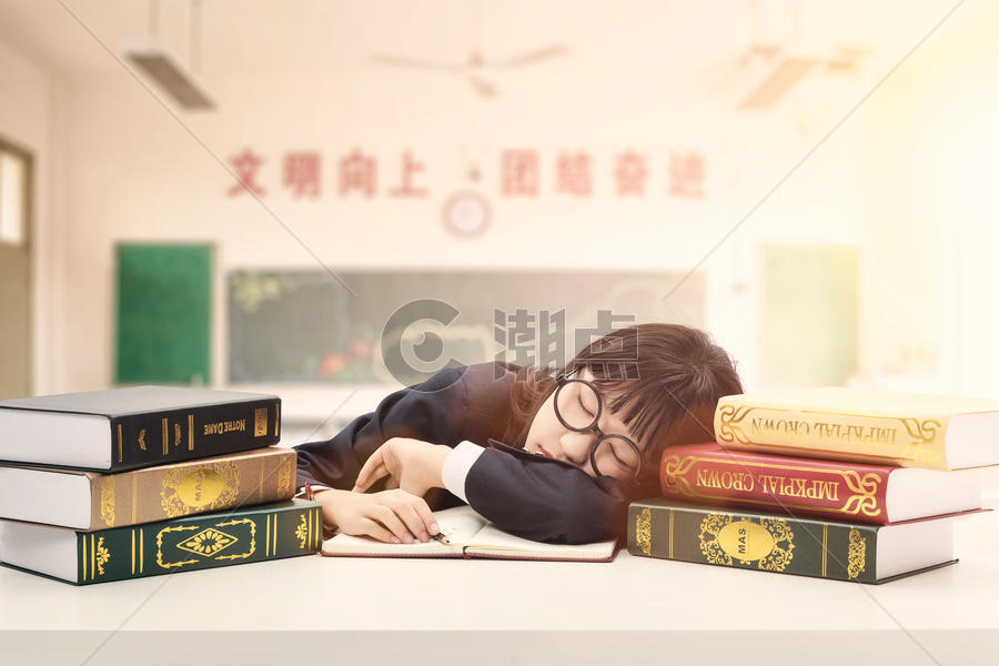 睡觉的学生图片素材免费下载
