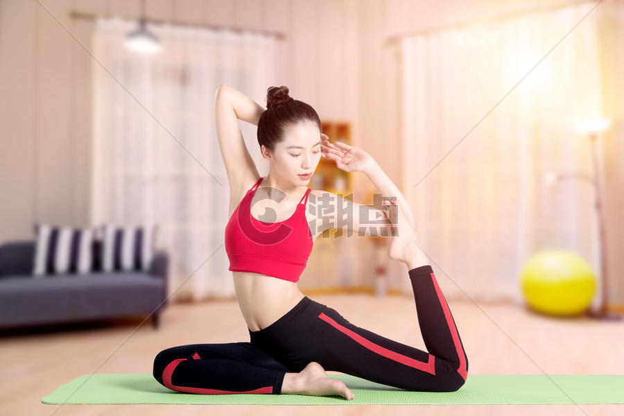 家里练瑜伽图片素材免费下载