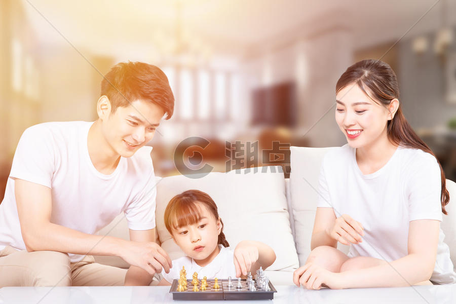 幸福家庭玩象棋图片素材免费下载