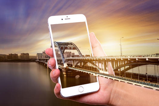 穿越手机的桥图片素材免费下载