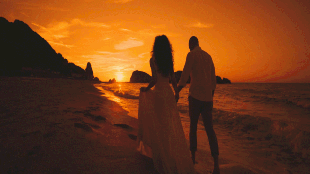 情侣海边漫步GIF图片素材免费下载