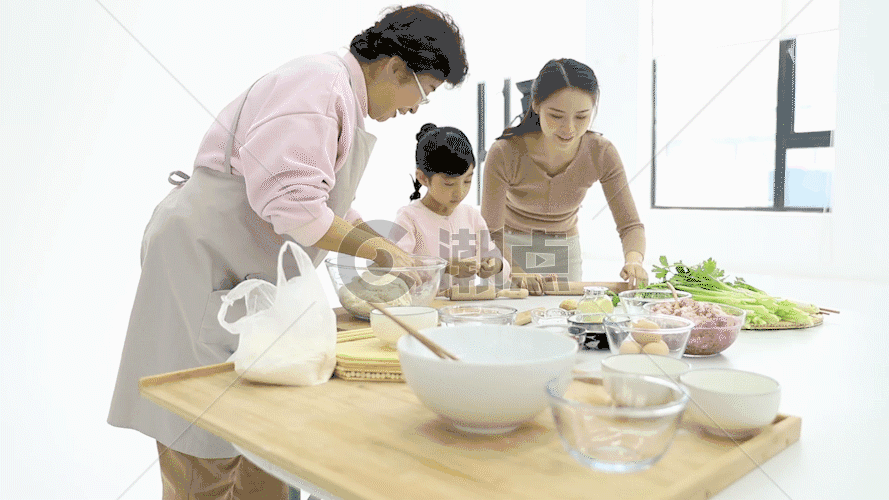 家人包饺子GIF图片素材免费下载