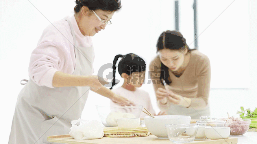 一家人包饺子GIF图片素材免费下载