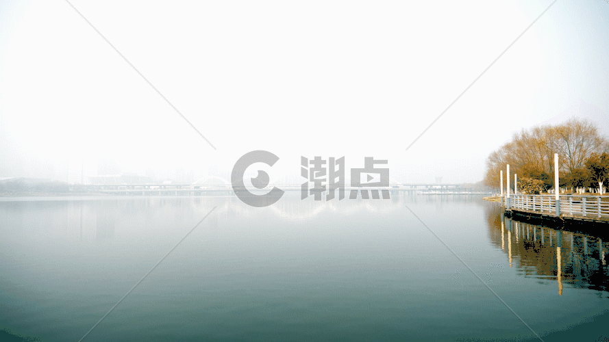 雾天平静水面GIF图片素材免费下载