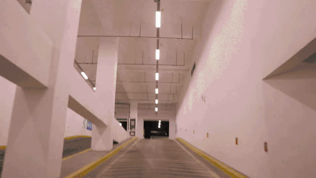 地下停车室汽车穿梭GIFgif889*500PX图片素材
