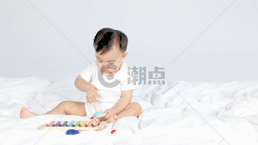 婴儿玩耍GIF图片素材免费下载