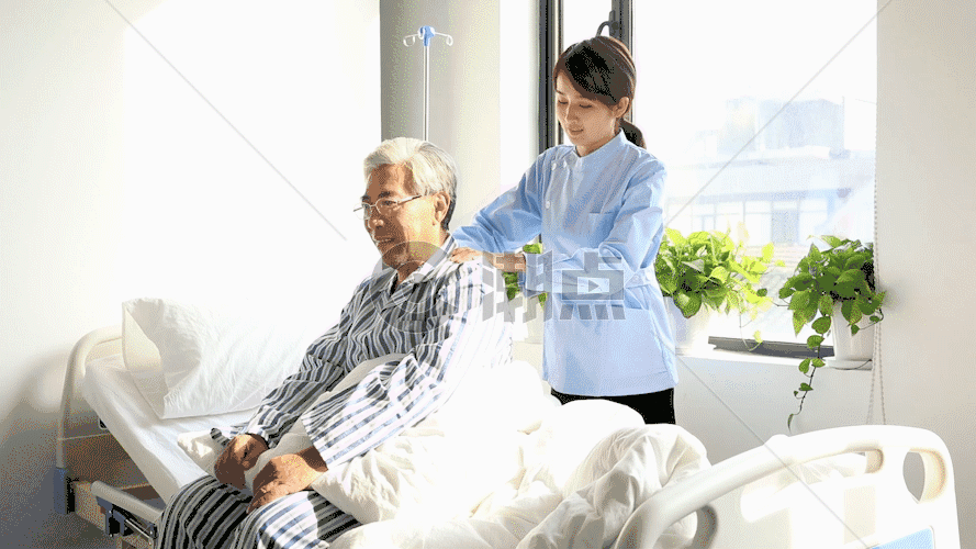 老人病护护士帮忙按摩GIF图片素材免费下载