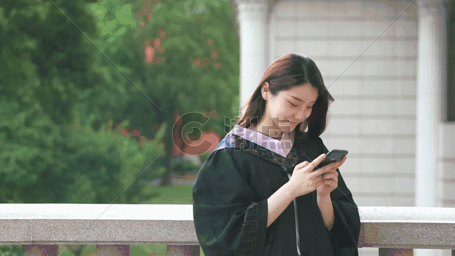 毕业女生看手机GIF图片素材免费下载