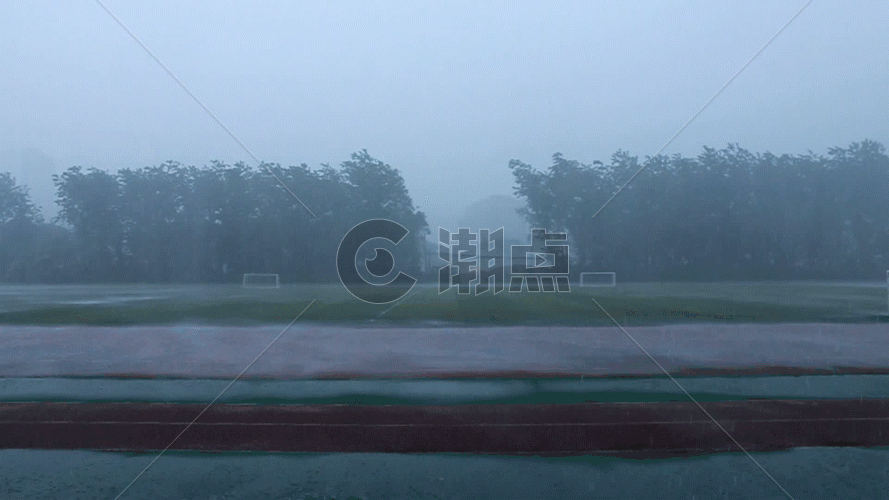 操场上的暴雨GIF图片素材免费下载