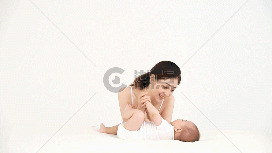 妈妈逗宝宝GIF图片素材免费下载
