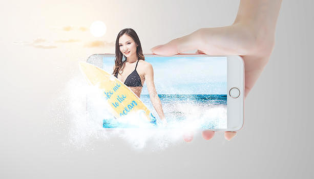 手机里冲浪的美女图片素材免费下载