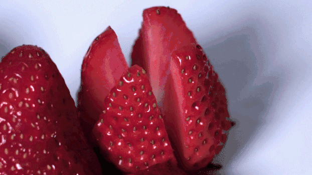 切开的草莓GIF图片素材免费下载