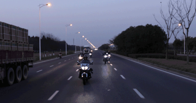 晚上摩托车车队飞驰GIF图片素材免费下载