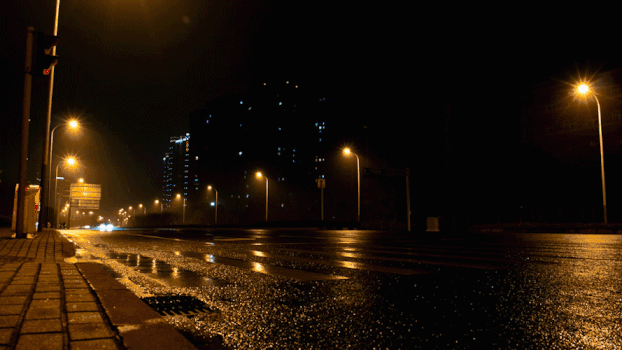 雨后的马路上来往的车辆GIF图片素材免费下载