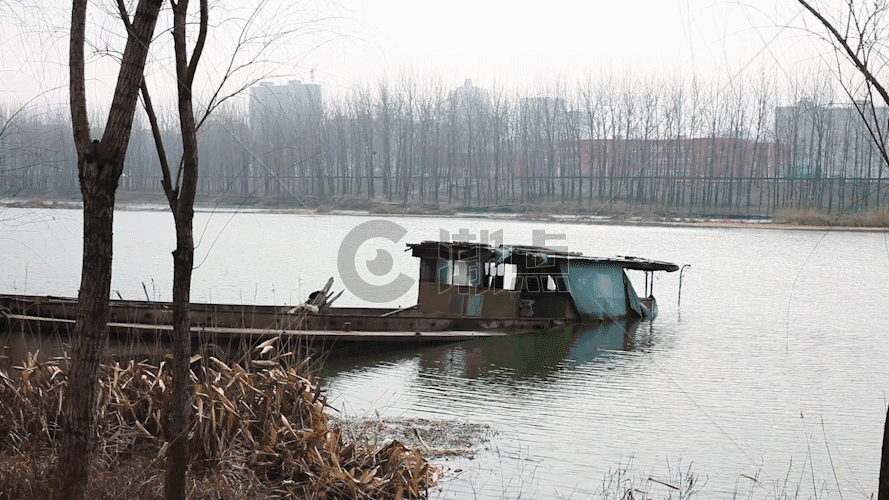 冬天湖里的破旧小船GIF图片素材免费下载