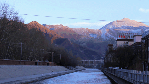 拉萨雪山落日GIF图片素材免费下载