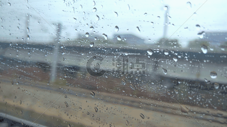 雨水打在玻璃上流动视频GIF图片素材免费下载