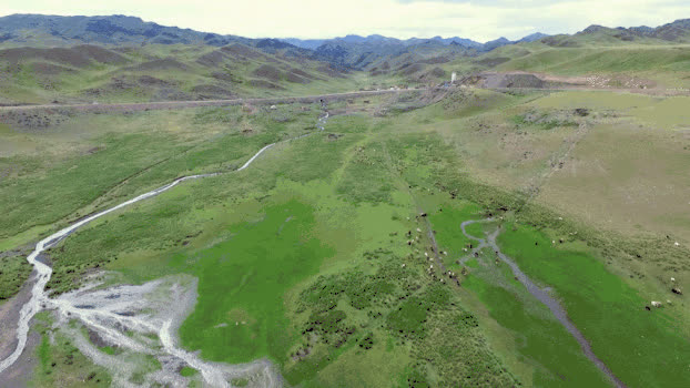 航拍新疆山野山区风景GIF图片素材免费下载