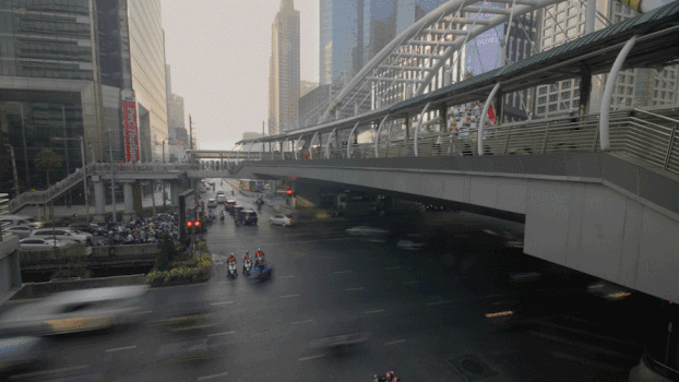 泰国曼谷繁忙的十字路口人行天桥GIF图片素材免费下载