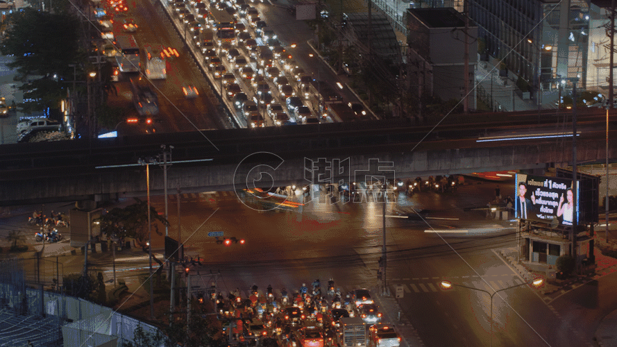 泰国曼谷夜晚繁忙的十字路口高峰期的车流GIF图片素材免费下载
