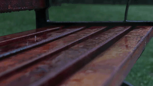 雨水打在木质长椅上面实拍GIFgif889*500PX图片素材