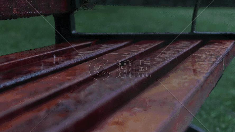 雨水打在木质长椅上面实拍GIF图片素材免费下载