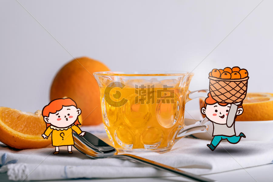 可爱男孩女孩逗趣弄橙汁图片素材免费下载