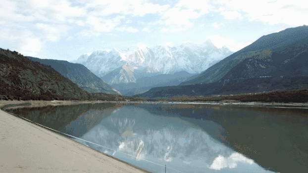 西藏南迦巴瓦峰高清航拍GIF图片素材免费下载
