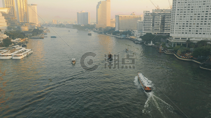 城市中心建筑河流船只GIF图片素材免费下载