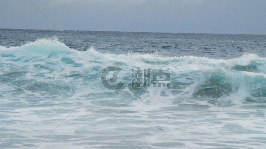 海洋海浪翻滚袭来实景拍摄GIF图片素材免费下载