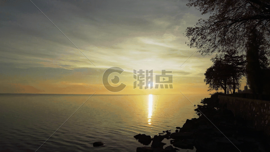 清晨黎明日出太阳升起平静湖面GIF图片素材免费下载