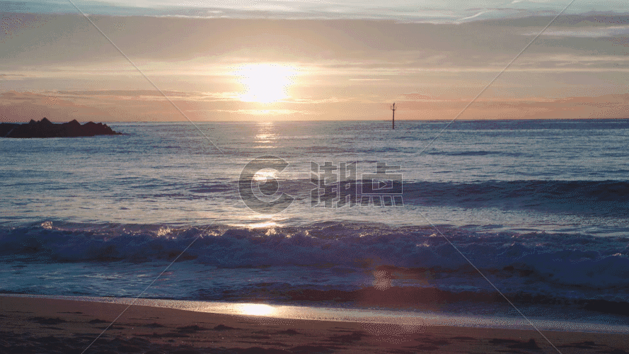 日出太阳升起平静的海洋海浪海滩沙滩GIF图片素材免费下载